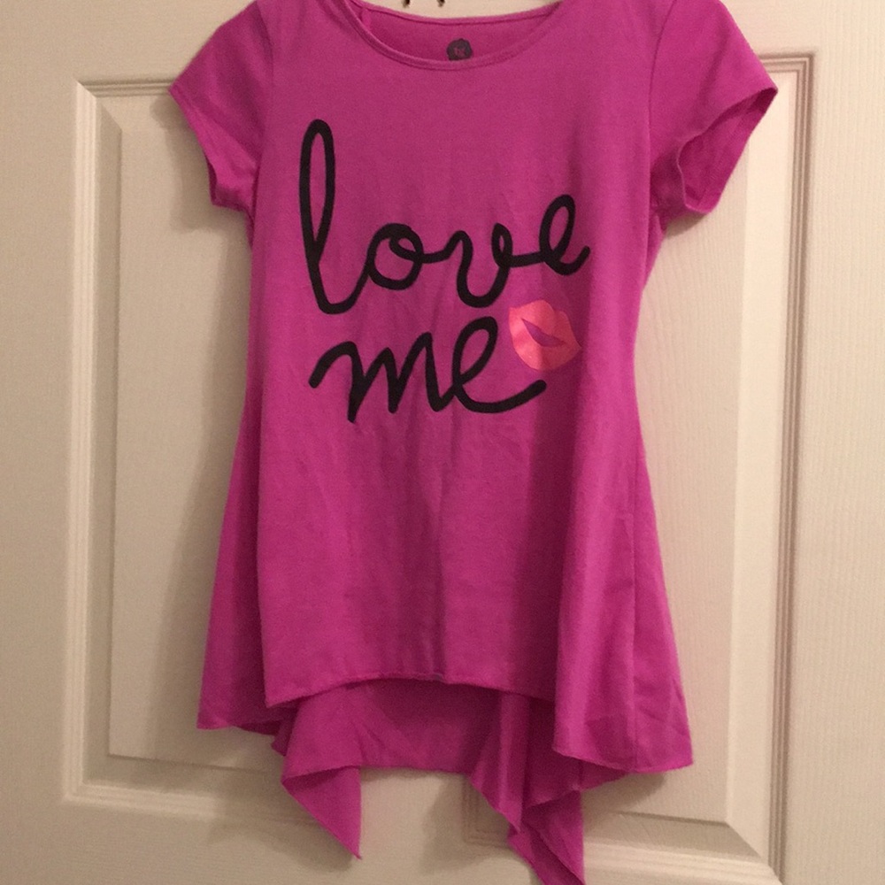 Shirt with short sleeves.